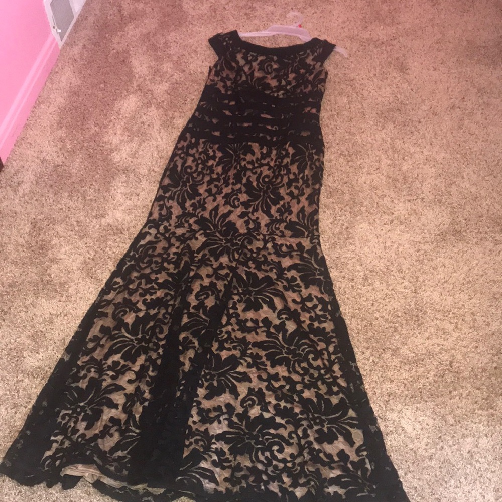 Lace formal gown - Picture 5 of 8
